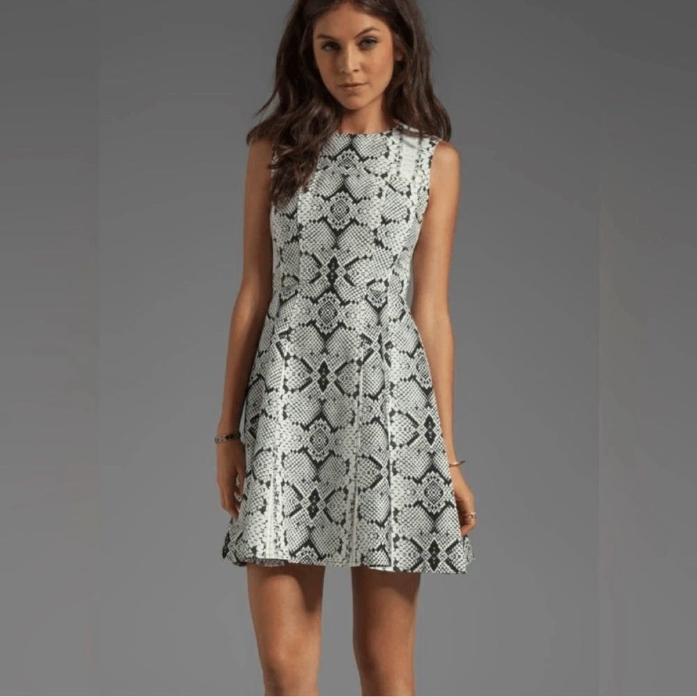 Nanette Lepore Black and White Sleeveless snakeskin look Size 8 (a1)